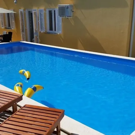 Modern Eingerichtete Fuer 4 Personen In Einem Haus Mit Mehrere Und Mit Pool