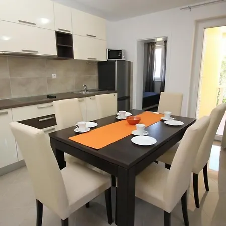 Modern Eingerichtete Fuer 4 Personen In Einem Haus Mit Mehrere Und Mit Pool Apartment