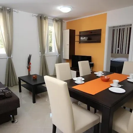 Apartman Modern Eingerichtete Fuer 4 Personen In Einem Haus Mit Mehrere Und Mit Pool Baška