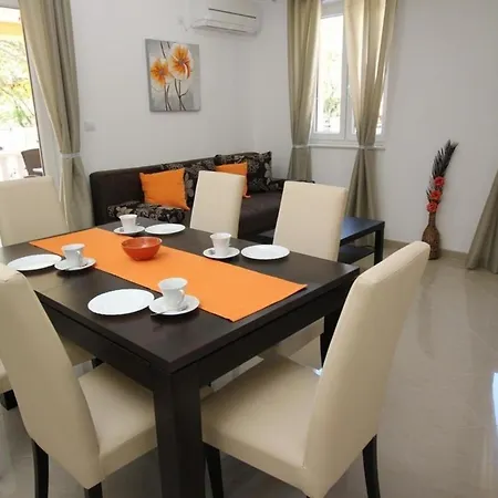 Modern Eingerichtete Fuer 4 Personen In Einem Haus Mit Mehrere Und Mit Pool * Baška