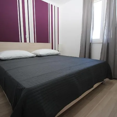 Modern Eingerichtete Fuer 4 Personen In Einem Haus Mit Mehrere Und Mit Pool Apartman *