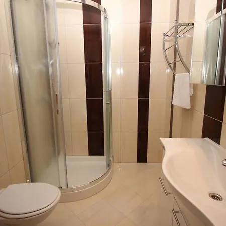 Apartman Modern Eingerichtete Fuer 4 Personen In Einem Haus Mit Mehrere Und Mit Pool *