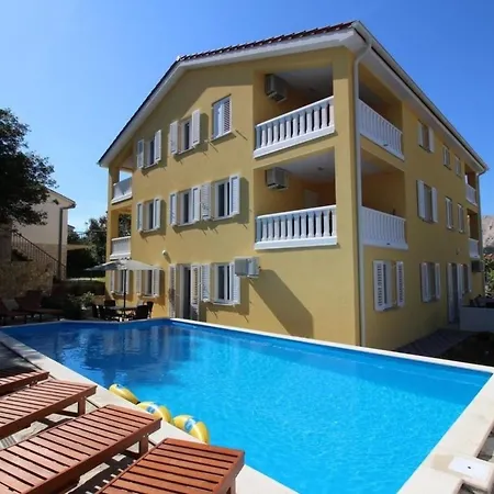 Modern Eingerichtete Fuer 4 Personen In Einem Haus Mit Mehrere Und Mit Pool Apartman Baška
