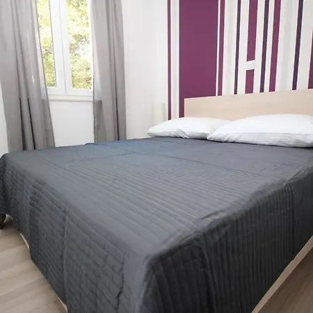 Modern Eingerichtete Fuer 4 Personen In Einem Haus Mit Mehrere Und Mit Pool