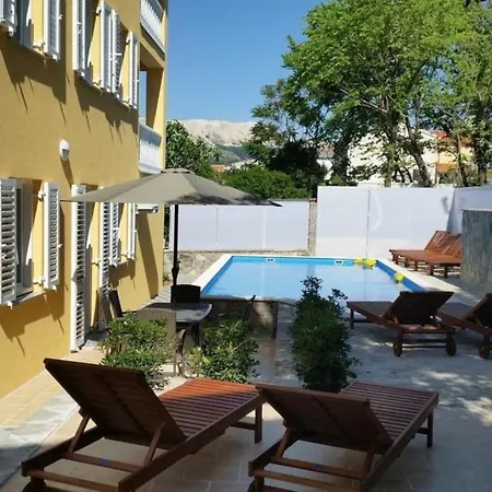 Modern Eingerichtete Fuer 4 Personen In Einem Haus Mit Mehrere Und Mit Pool Apartman *