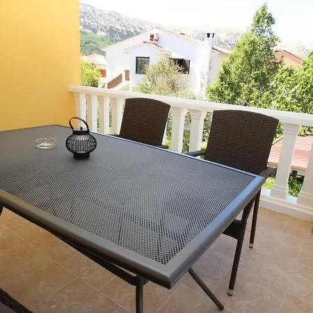Apartman Modern Eingerichtete Fuer 4 Personen In Einem Haus Mit Mehrere Und Mit Pool Baška
