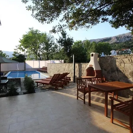 Modern Eingerichtete Fuer 4 Personen In Einem Haus Mit Mehrere Und Mit Pool *